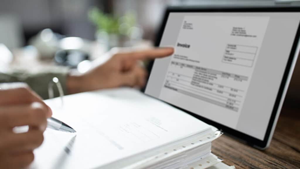 évaluation factures clients.jpg Titre : modèle de facturation Légende : facture éligible au factoring Description : personne éditant une facture sur tablette.